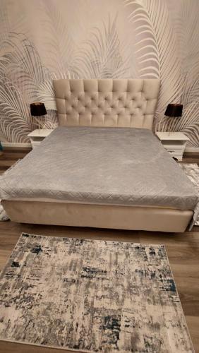 łóżko w pokoju z kanapą i dywanem w obiekcie Sunrise Tampa Residence (Brasov Old Center) w Braszowie