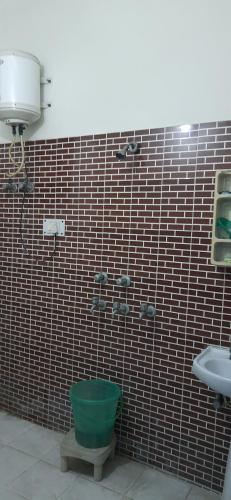 y baño con aseo y lavamanos. en Balaji Guest House - Home Stay, en Greater Noida