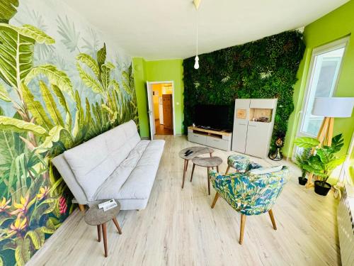 Sunrise Smart Home في مدينة فارنا: غرفة معيشة مع أريكة وتلفزيون