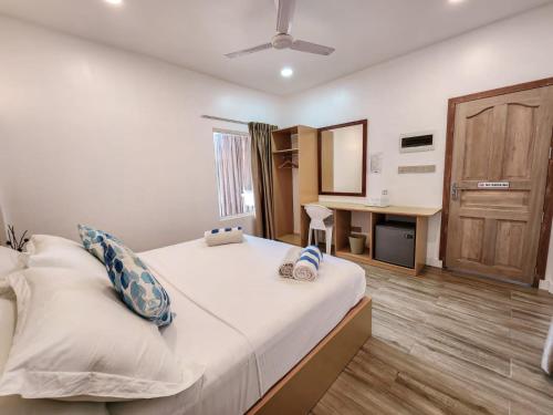 Кровать или кровати в номере Raalhu Fonu Maldives