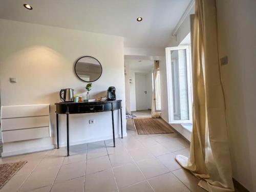łazienka z umywalką i lustrem na ladzie w obiekcie Le Gite 2 - T2 spacieux, idéal 4 voyageurs, confort w mieście Malause