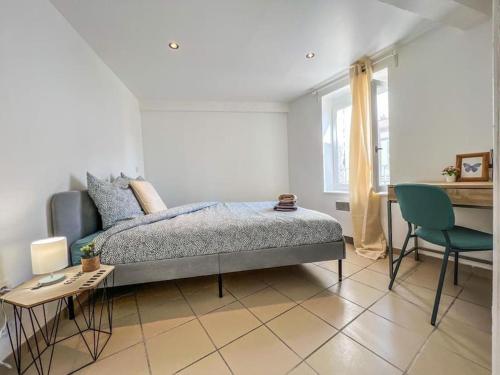 sypialnia z łóżkiem, stołem i krzesłem w obiekcie Le Gite 2 - T2 spacieux, idéal 4 voyageurs, confort w mieście Malause