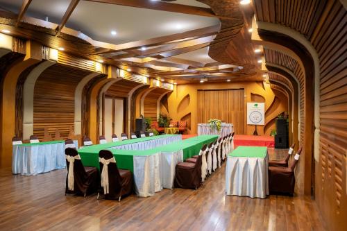 a large room with tables and chairs in it at Tamnanpar Resort in Ban Phe