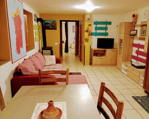 a living room with a couch and a table at Casa Vacanze Janas in Ruinas
