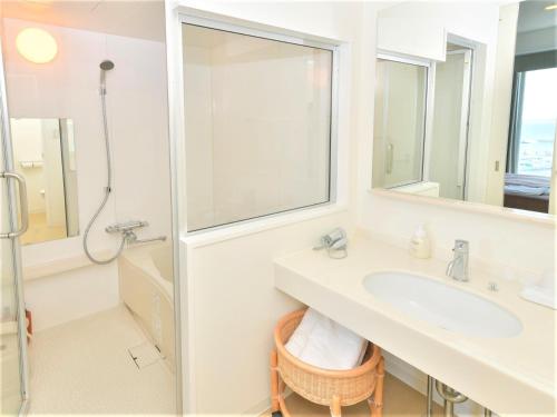 y baño con lavabo y ducha. en J - HOTEL RINKU - Vacation STAY 42902v, en Tokoname