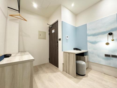 Habitación con baño con lavabo y escritorio. en 逢甲享沃行旅 Joie de Inn en Taichung