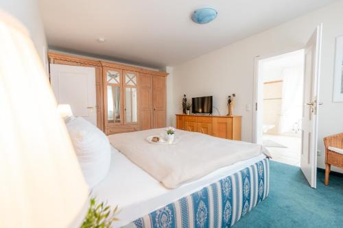 um quarto com uma cama com uma tigela em Villa Düne mit großer Sonnenterrasse, Kamin, Wlan und Tiefgarage für 2-4 Personen em Kühlungsborn