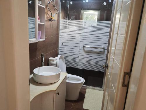 een kleine badkamer met een toilet en een wastafel bij LATA HOTEL in Hofoa