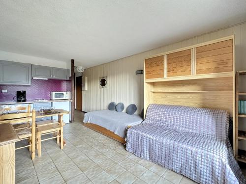 une chambre d'hôtel avec un lit et une cuisine dans l'établissement MOU2E Studio 4 Pers centre des Carroz, aux Carroz d'Arâches