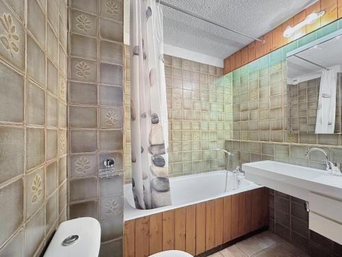 une salle de bain avec une baignoire, des toilettes et un lavabo dans l'établissement MOU2E Studio 4 Pers centre des Carroz, aux Carroz d'Arâches