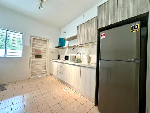 Nhà bếp/bếp nhỏ tại BNB Cozy Homestay - Emerald West Rawang