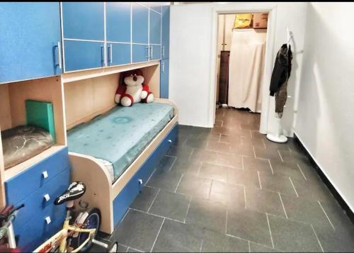 een kleine slaapkamer met een stapelbed en een teddybeer bij La Casetta nel vigneto in Reggio Emilia