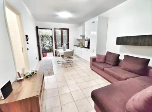 een woonkamer met een bank en een tafel bij La Casetta nel vigneto in Reggio Emilia