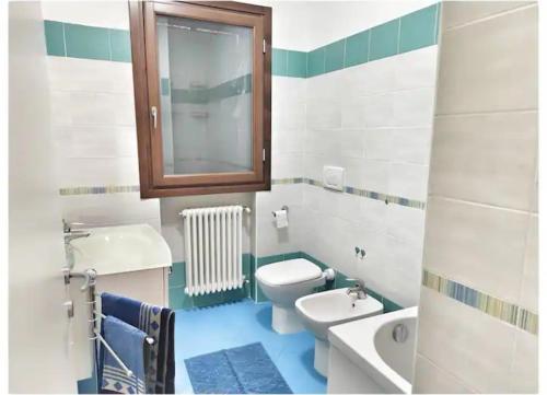 een badkamer met een wit toilet en een wastafel bij La Casetta nel vigneto in Reggio Emilia