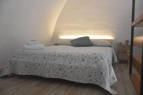 SoStare BnB Molfetta في مولفيتا: غرفة نوم مع سرير مع لحاف أبيض