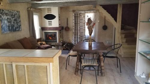 uma sala de estar com uma mesa e um sofá em La Cérisole em Saint-Étienne-de-Tinée