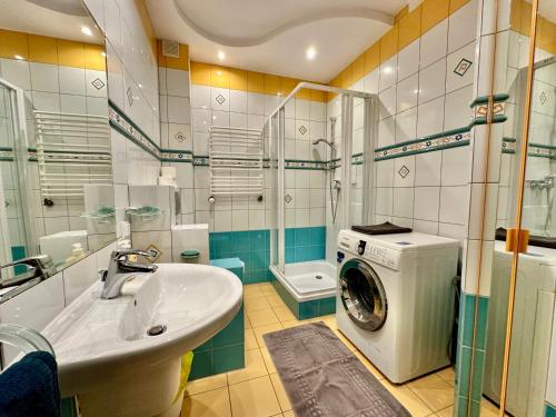 シュチルクにあるChampion's Apartment Klimatyzacja Balkon Garażのバスルーム(洗濯機、シンク付)