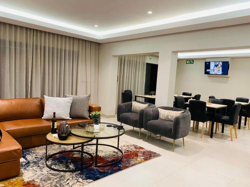 Ruang duduk di Going Places Bed & Breakfast