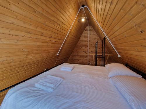 Кровать или кровати в номере Kuro Kazbegi • ყურო ყაზბეგი