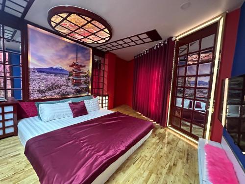 een slaapkamer met een bed met een schilderij aan de muur bij Khách sạn Tình Yêu in Ho Chi Minh-stad