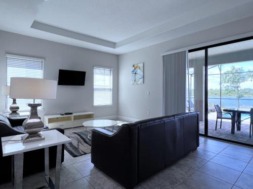 uma sala de estar com um sofá e uma mesa em Balmoral Resort-207AL home em Haines City