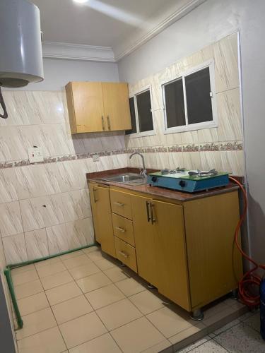 cocina con fregadero y encimera en Yessit Homestay en Abuja