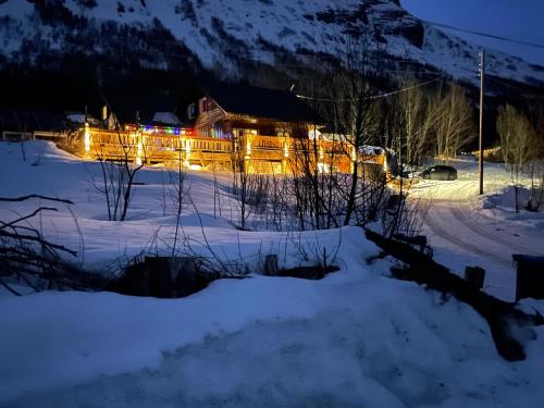 Una casa iluminada en la nieve por la noche en Aurora bobil, 