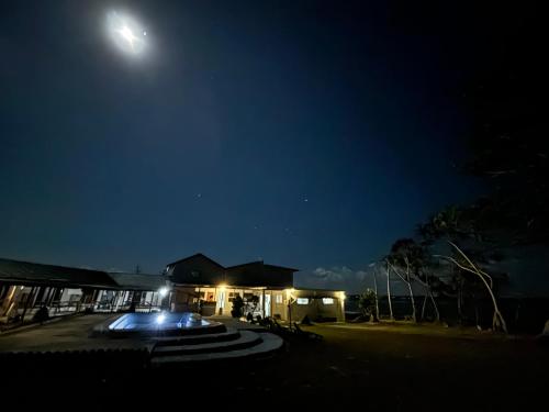 een nachtzicht op een gebouw met de maan in de lucht bij Bluepango Guest House in Port Vila