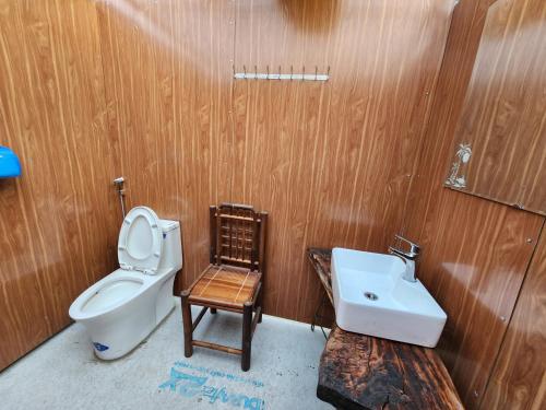 a bathroom with a toilet and a sink at Dong Que Homestay-Tours-Motorbike, Car rental, Hiking in Ha Giang