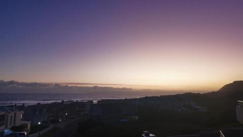 vista para o oceano ao pôr-do-sol em Spacious Beach Breakaway em Groot Brak Rivier