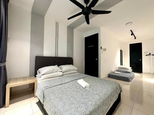 a bedroom with a bed with a ceiling fan at BNB Cozy Homestay @ Cyberjaya in Cyberjaya