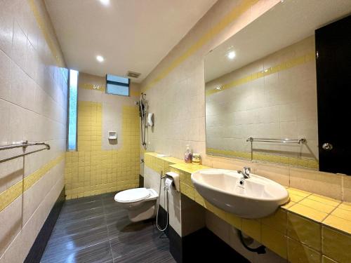 y baño con lavabo, aseo y espejo. en BNB Cozy Homestay @ Cyberjaya en Cyberjaya