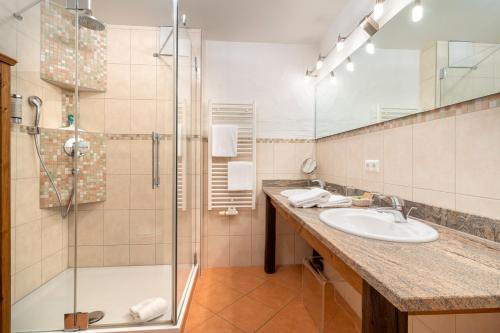 La salle de bains est pourvue d'un lavabo et d'une douche. dans l'établissement Zum Schlangenkönig, à Burg