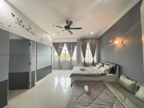 1 dormitorio con 1 cama y ventilador de techo en Art Homestay 4 Bedrooms House by Mr Homestay en Teluk Intan