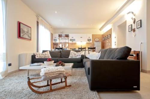 a living room with a couch and a table at Appartamento Centralissimo - Abetone in Abetone