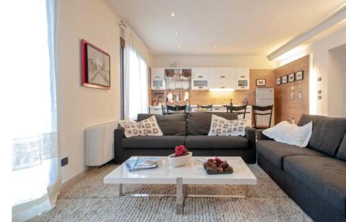 a living room with a couch and a table at Appartamento Centralissimo - Abetone in Abetone
