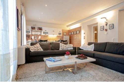 a living room with a couch and a coffee table at Appartamento Centralissimo - Abetone in Abetone