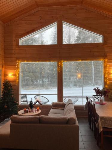 ein Wohnzimmer mit einem Sofa und einem großen Fenster in der Unterkunft Holiday Home Amero purnu 1 in Kolinkylä