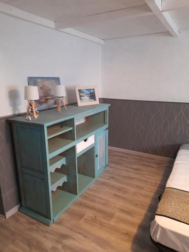 a green dresser in a room with a bed at Smith Cosy in Châteaumeillant