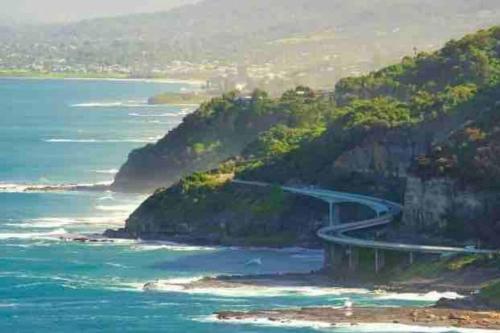 a bridge on a cliff over the ocean at Tiny Nest in Woonona