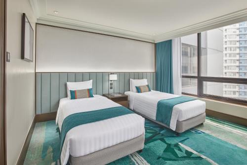 Кровать или кровати в номере Holiday Inn & Suites Manila Galleria by IHG