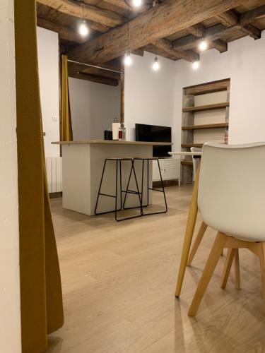 Habitación con escritorio y silla blanca. en Le Chapard, en Chaponost