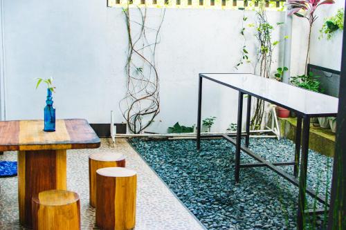 Zimmer mit einem Tisch, Stühlen und Pflanzen in der Unterkunft JC Hidden Place in Tagaytay