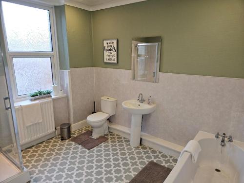y baño con aseo, lavabo y bañera. en Rectory5 - 5 bedroom 7 beds Parking Perfect for Contractors, en Gateshead
