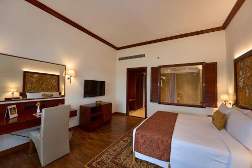 Postel nebo postele na pokoji v ubytování The Leela Ashtamudi, A Raviz Hotel
