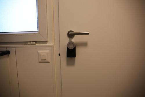 une porte avec une fenêtre et une serrure sur celle-ci dans l'établissement Piccolo, à Zurich
