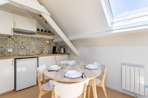 une cuisine et une salle à manger avec une table et des chaises dans l'établissement Au Bord du Canal 4E *Paris*Disney*Wifi*, à Chelles
