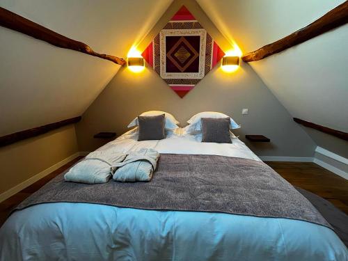 een slaapkamer met een groot bed op zolder bij la Bastide du Laizon & Spa in Maizières