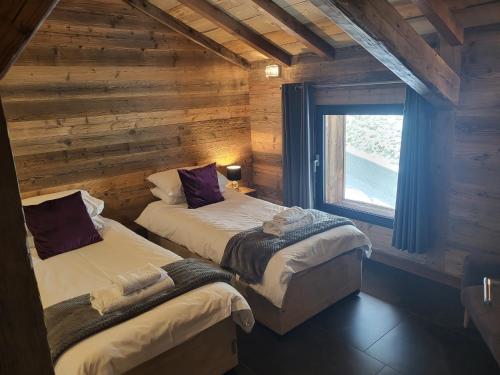 Postel nebo postele na pokoji v ubytování The Loft - unique apartment, NR MORZINE