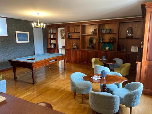 un salon avec une table de billard et des chaises dans l'établissement la Bastide du Laizon & Spa, à Maizières